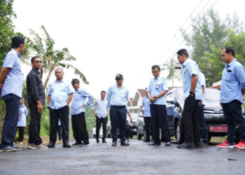 Bupati Sleman Harda Kiswaya bersama Wakil Bupati Sleman Danang Maharsa serta jajaran DPUPKP meninjau kondisi jalan di wilayah Sleman