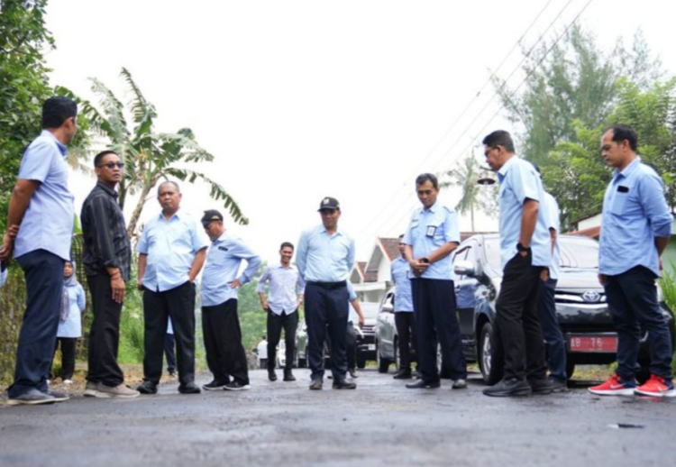 Bupati Sleman Harda Kiswaya bersama Wakil Bupati Sleman Danang Maharsa serta jajaran DPUPKP meninjau kondisi jalan di wilayah Sleman