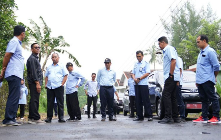 Bupati Sleman Harda Kiswaya bersama Wakil Bupati Sleman Danang Maharsa serta jajaran DPUPKP meninjau kondisi jalan di wilayah Sleman