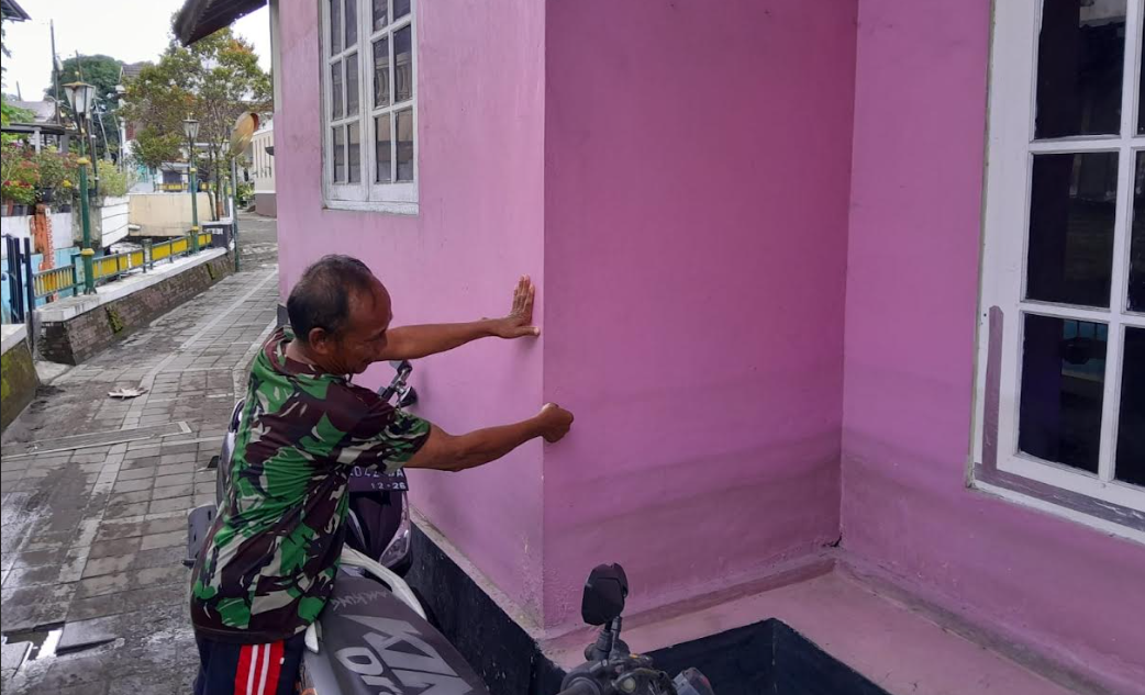 Seorang warga menunjukkan bekas luapan air Kali Belik di Kampung Iromejan, Kelurahan Klitren,  Kemantren Gondokusuman, Kota Yogyakarta, pada Jumat (10/4/2026). 