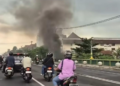 Tangkapan layar video yang memperlihatkan asap pekat membumbung di Jembatan Gondolayu, Jalan Jenderal Sudirman, Kota Yogyakarta, pada Jumat (10/4/2026).