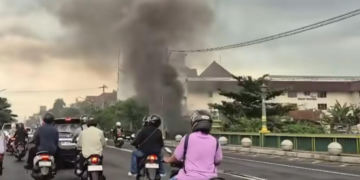 Tangkapan layar video yang memperlihatkan asap pekat membumbung di Jembatan Gondolayu, Jalan Jenderal Sudirman, Kota Yogyakarta, pada Jumat (10/4/2026).