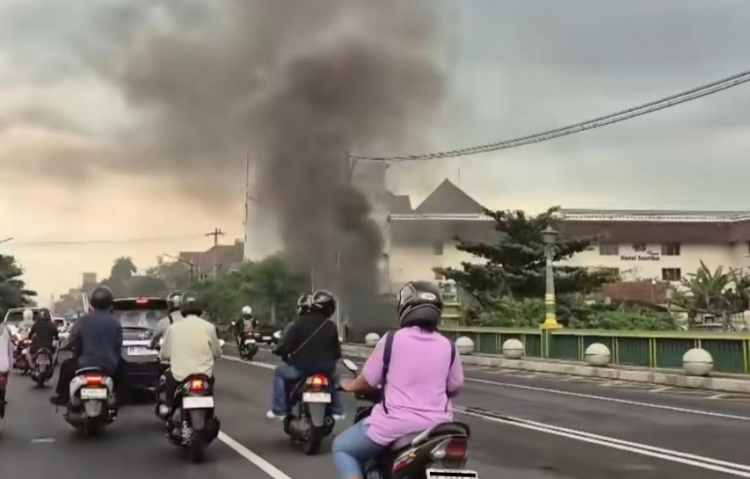 Tangkapan layar video yang memperlihatkan asap pekat membumbung di Jembatan Gondolayu, Jalan Jenderal Sudirman, Kota Yogyakarta, pada Jumat (10/4/2026).
