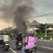 Tangkapan layar video yang memperlihatkan asap pekat membumbung di Jembatan Gondolayu, Jalan Jenderal Sudirman, Kota Yogyakarta, pada Jumat (10/4/2026).