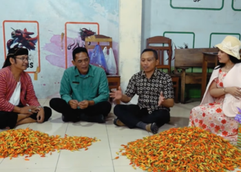 Wakil Ketua DPRD Sleman Hasto Karyantoro berdialog bersama DP3 Sleman ditemani Dina Trinil dan Angger Sukisno di Pasar Lelang Cabai dan Sayur PPHPM Sleman