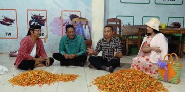 Wakil Ketua DPRD Sleman Hasto Karyantoro berdialog bersama DP3 Sleman ditemani Dina Trinil dan Angger Sukisno di Pasar Lelang Cabai dan Sayur PPHPM Sleman