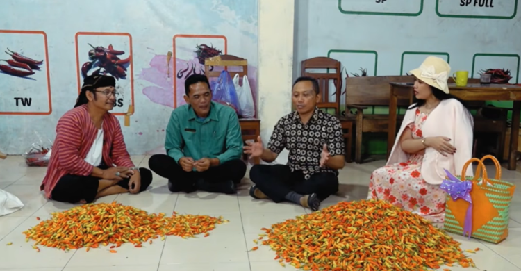 Wakil Ketua DPRD Sleman Hasto Karyantoro berdialog bersama DP3 Sleman ditemani Dina Trinil dan Angger Sukisno di Pasar Lelang Cabai dan Sayur PPHPM Sleman