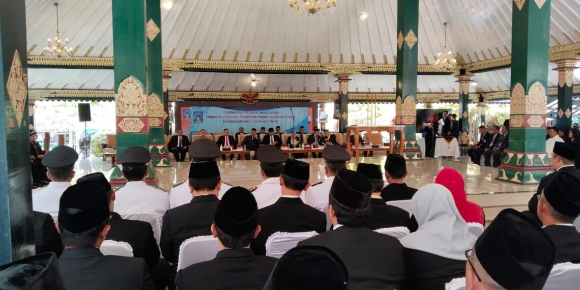 Bupati Sleman Harda Kiswaya didampingi Wakil Bupati Danang Maharsa bersama Ketua DPRD Sleman Gustan Ganda menghadiri pelantikan pejabat baru di lingkungan Pemkab Sleman di Pendapa Parasamya, Selasa (21/4/2026)