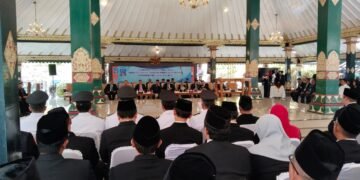 Bupati Sleman Harda Kiswaya didampingi Wakil Bupati Danang Maharsa bersama Ketua DPRD Sleman Gustan Ganda menghadiri pelantikan pejabat baru di lingkungan Pemkab Sleman di Pendapa Parasamya, Selasa (21/4/2026)
