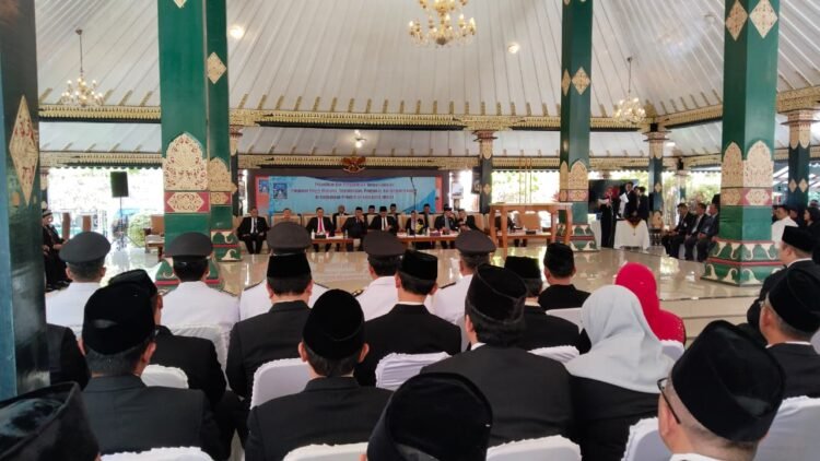 Bupati Sleman Harda Kiswaya didampingi Wakil Bupati Danang Maharsa bersama Ketua DPRD Sleman Gustan Ganda menghadiri pelantikan pejabat baru di lingkungan Pemkab Sleman di Pendapa Parasamya, Selasa (21/4/2026)