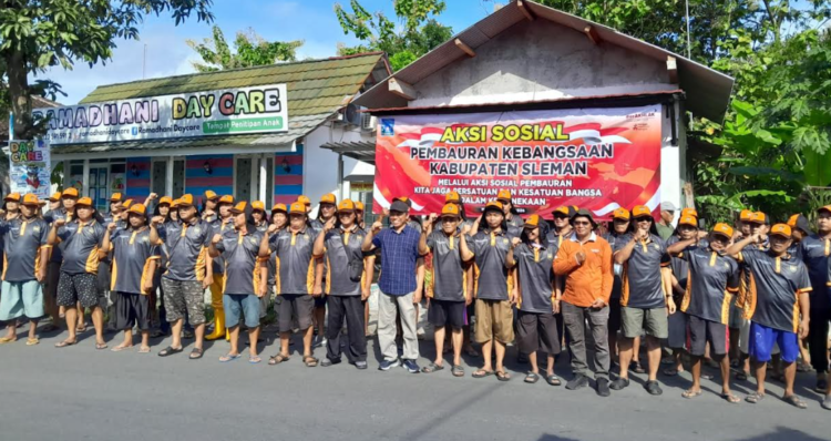 Wakil Ketua DPRD Kabupaten Sleman, Hasto Karyantoro, dan Kesbangpol Sleman menggelar aksi sosial pembaruan kebangsaan di Dusun Perengdawe, Kalurahan Balecatur, Kapanewon Gamping, Kabupaten Sleman, DIY, pada Minggu (12/4/2026).