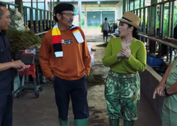 Wakil Ketua DPRD Sleman Hasto Karyantoro berdialog bersama Kepala DP3 Sleman Rofiq Andriyanto dipandu Dina Trinil dan Angger Sukisno di pengolahan susu di Koperasi Samesta Cangkringan