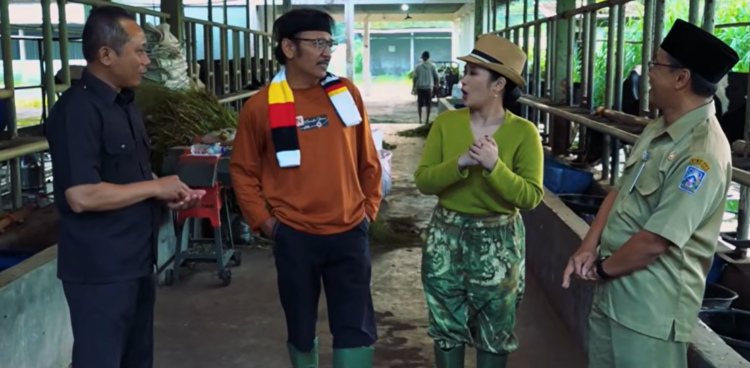 Wakil Ketua DPRD Sleman Hasto Karyantoro berdialog bersama Kepala DP3 Sleman Rofiq Andriyanto dipandu Dina Trinil dan Angger Sukisno di pengolahan susu di Koperasi Samesta Cangkringan