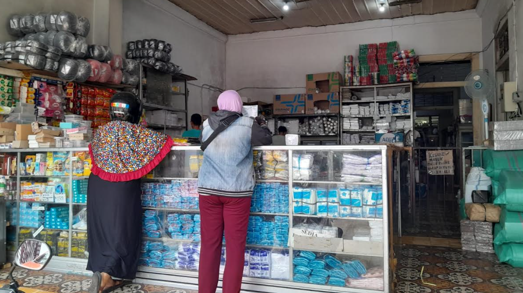 Suasana toko plastik di belakang Pasar Kranggan, Kota Yogyakarta, Selasa (7/4/2026). Sejumlah penjual mengeluhkan naiknya harga plastik hingga memengaruhi penjualan