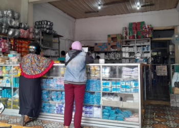 Suasana toko plastik di belakang Pasar Kranggan, Kota Yogyakarta, Selasa (7/4/2026). Sejumlah penjual mengeluhkan naiknya harga plastik hingga memengaruhi penjualan