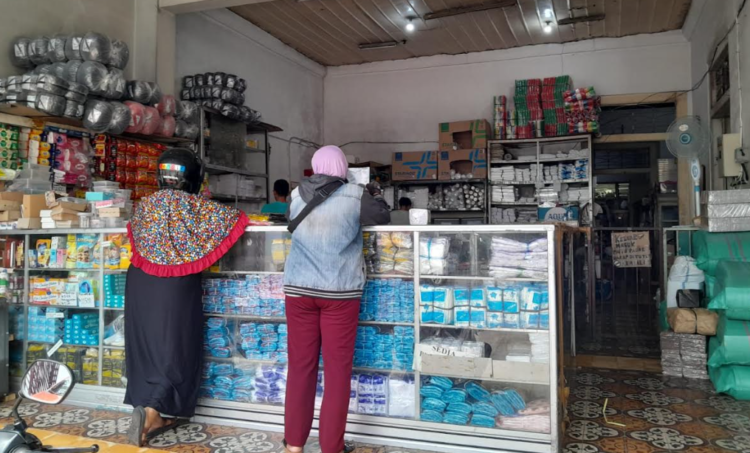 Suasana toko plastik di belakang Pasar Kranggan, Kota Yogyakarta, Selasa (7/4/2026). Sejumlah penjual mengeluhkan naiknya harga plastik hingga memengaruhi penjualan