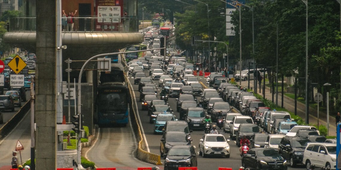 Ilustrasi kemacetan di kota besar di Indonesia