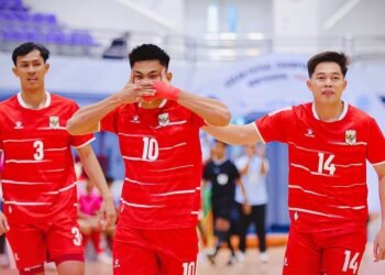 Pemain Timnas Futsal Indonesia, Muhammad Sanjaya (tengah), melakukan selebrasi usai mencetak gol ke gawang Brunei Darusalam di ASEAN Futsal Championship 2026, Thailand, Senin (6/4/2026).