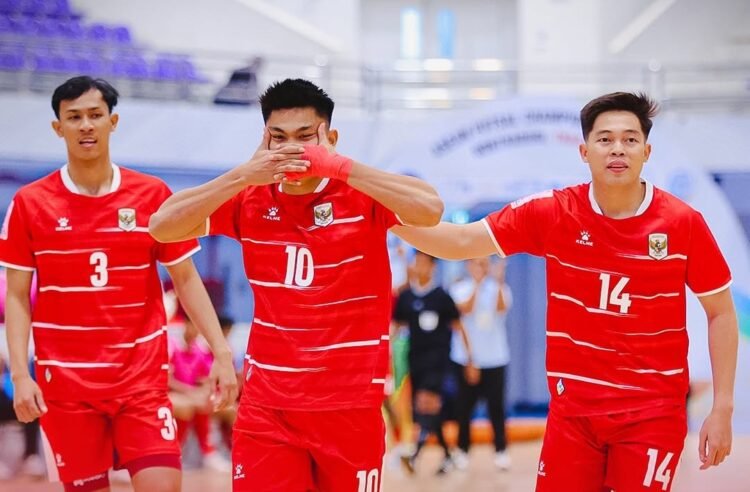 Pemain Timnas Futsal Indonesia, Muhammad Sanjaya (tengah), melakukan selebrasi usai mencetak gol ke gawang Brunei Darusalam di ASEAN Futsal Championship 2026, Thailand, Senin (6/4/2026).