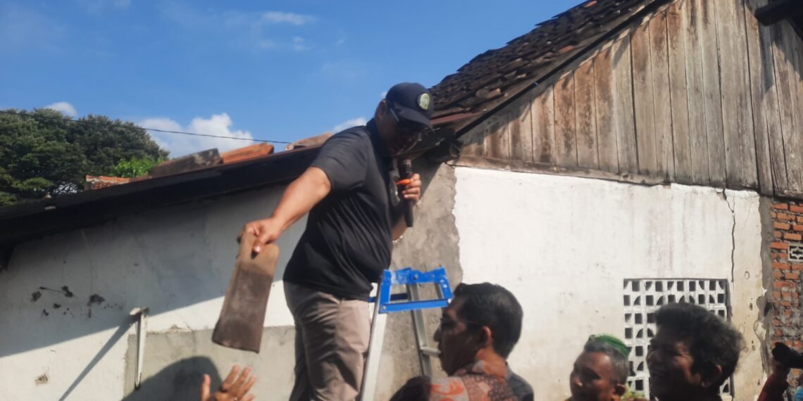 Wali Kota Yogyakarta Hasto Wardoyo daat membuka bedah rumah milik warga RW 12, Panembahan, Kraton, Kota Yogyakarta, DIY, Minggu (3/5/2026).