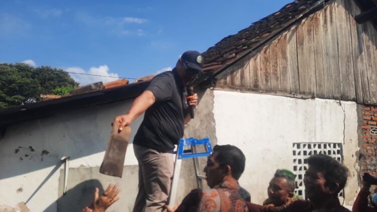Wali Kota Yogyakarta Hasto Wardoyo daat membuka bedah rumah milik warga RW 12, Panembahan, Kraton, Kota Yogyakarta, DIY, Minggu (3/5/2026).