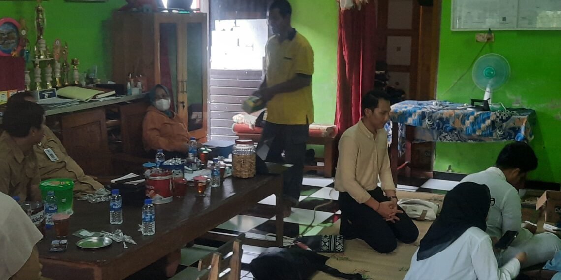Kondisi posko darurat keracunan makanan akibat acara pamitan haji di Padukuhan Toragan, Tlogoadi, Mlati, Sleman, DIY, Senin (4/5/2026).
