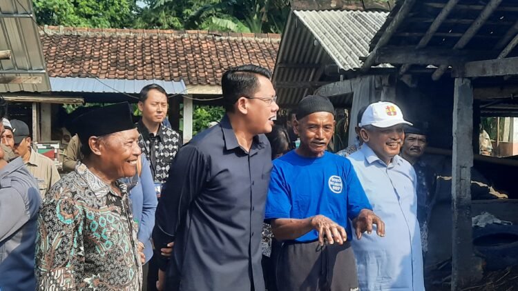 Wakil Bupati Sleman Dananv Maharsa saat memantau ketersediaan hewan kurban di peternakan kelompok masyarakat, Gamoing, Sleman, DIY, Selasa (5/5/2026).