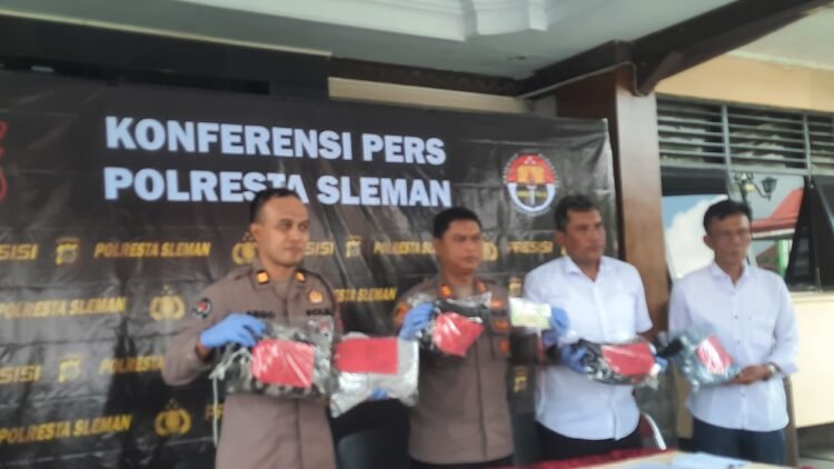 jumpa pers kasus pembacokan di Jalan Godean diselenggarakan di Mapolresta Sleman, Rabu (6/5/2026).