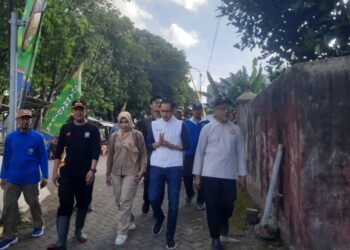 Anggota Dewan Perwakilan Daerah (DPD) DPD RI Ahmad Syauqi Soeratno saat melakukan pemantauan dalam di bantaran Kali Code, Mergangsan, Kota Yoguakarta, DIY, bersama Pimpinan Daerah Muhammadiyah (PDM) dan Pejabat Pemerintah Kota Yogyakarta, Minggu (24/5/2026).