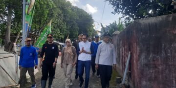 Anggota Dewan Perwakilan Daerah (DPD) DPD RI Ahmad Syauqi Soeratno saat melakukan pemantauan dalam di bantaran Kali Code, Mergangsan, Kota Yoguakarta, DIY, bersama Pimpinan Daerah Muhammadiyah (PDM) dan Pejabat Pemerintah Kota Yogyakarta, Minggu (24/5/2026).