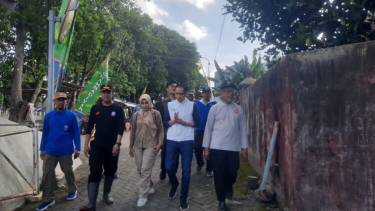 Anggota Dewan Perwakilan Daerah (DPD) DPD RI Ahmad Syauqi Soeratno saat melakukan pemantauan dalam di bantaran Kali Code, Mergangsan, Kota Yoguakarta, DIY, bersama Pimpinan Daerah Muhammadiyah (PDM) dan Pejabat Pemerintah Kota Yogyakarta, Minggu (24/5/2026).
