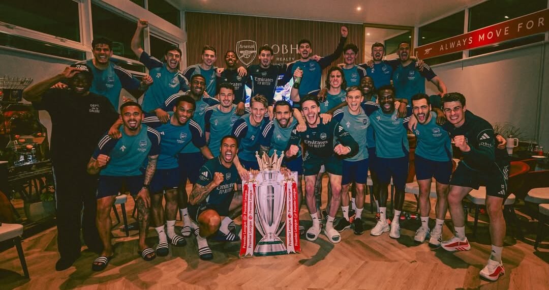Para pemain Arsenal berfoto bersama usai memastikan diri sebagai juara English Premier League musim 2025/2026.