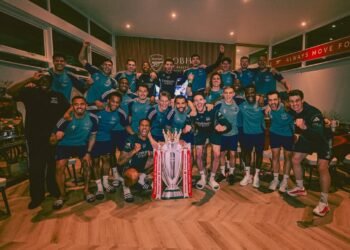 Para pemain Arsenal berfoto bersama usai memastikan diri sebagai juara English Premier League musim 2025/2026.