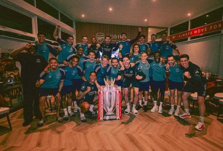 Para pemain Arsenal berfoto bersama usai memastikan diri sebagai juara English Premier League musim 2025/2026.
