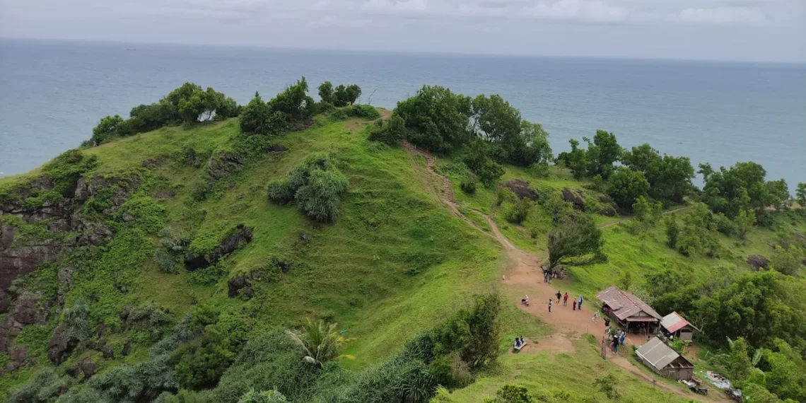 Bukit pengilon, satu di antara deretan jalur trekking yang menarik untuk dikunjungi