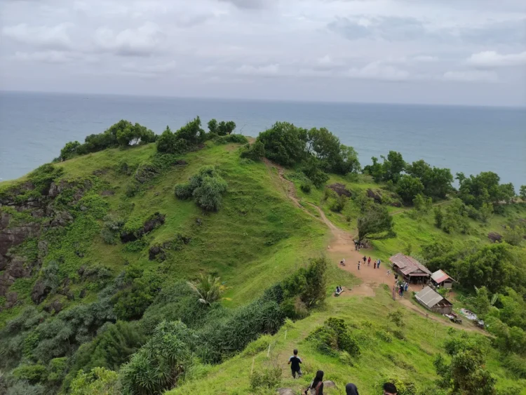 Bukit pengilon, satu di antara deretan jalur trekking yang menarik untuk dikunjungi