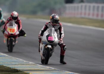 Pebalap Indonesia, Veda Ega Pratama, saat tampil di Moto3 Prancis.