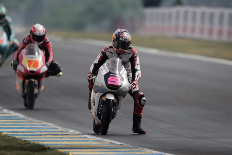 Pebalap Indonesia, Veda Ega Pratama, saat tampil di Moto3 Prancis.