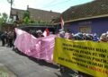 Sejumlah warga Padukuhan Panen, Harjobinangun, Pakem, Sleman, melakukan penolakan perpanjanhan izin tower dengan melakukan demo, Jumat (1/5/2026).