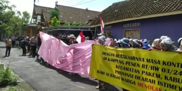 Sejumlah warga Padukuhan Panen, Harjobinangun, Pakem, Sleman, melakukan penolakan perpanjanhan izin tower dengan melakukan demo, Jumat (1/5/2026).
