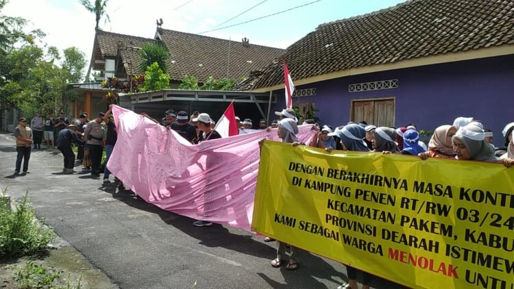 Sejumlah warga Padukuhan Panen, Harjobinangun, Pakem, Sleman, melakukan penolakan perpanjanhan izin tower dengan melakukan demo, Jumat (1/5/2026).