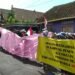 Sejumlah warga Padukuhan Panen, Harjobinangun, Pakem, Sleman, melakukan penolakan perpanjanhan izin tower dengan melakukan demo, Jumat (1/5/2026).
