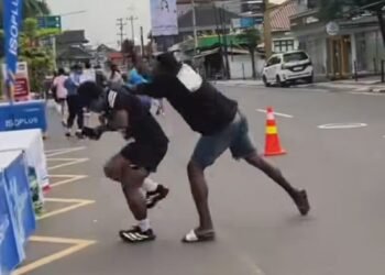 Tangkapan layar aksi pemukulan orang tak dikenal kepada seorang peserta event lari di Kota Yogyakarta, pada Minggu (3/5/2026).