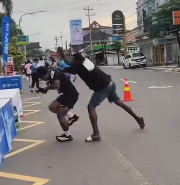Tangkapan layar aksi pemukulan orang tak dikenal kepada seorang peserta event lari di Kota Yogyakarta, pada Minggu (3/5/2026).