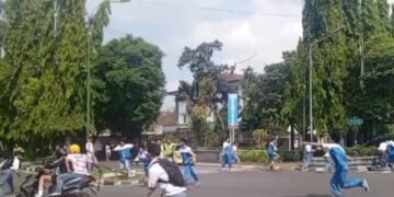 tangkapan layar aksi tawuran di kawasan Mandala Krida, Selasa (5/5/2026)