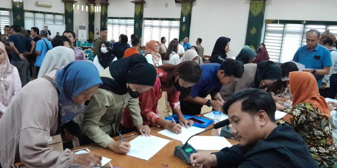 Para orang tua anak korban dugaan kekerasan Daycare Little Aresha menandatangani surat kuasa khusus untuk pendampingan hukum di Balaikota Yogyakarta, Rabu (6/5/2026).