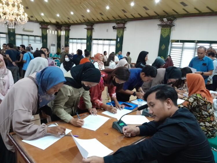Para orang tua anak korban dugaan kekerasan Daycare Little Aresha menandatangani surat kuasa khusus untuk pendampingan hukum di Balaikota Yogyakarta, Rabu (6/5/2026).