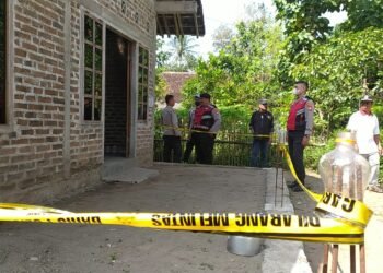 polisi mengamankan lokasi kejadian ditemukanya pria bunuh diri di sebuah rumah di Margoagung, Seyegan, Sleman, DIY, Jumat (15/5/2026). (Polresta Sleman)