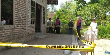 polisi mengamankan lokasi kejadian ditemukanya pria bunuh diri di sebuah rumah di Margoagung, Seyegan, Sleman, DIY, Jumat (15/5/2026). (Polresta Sleman)