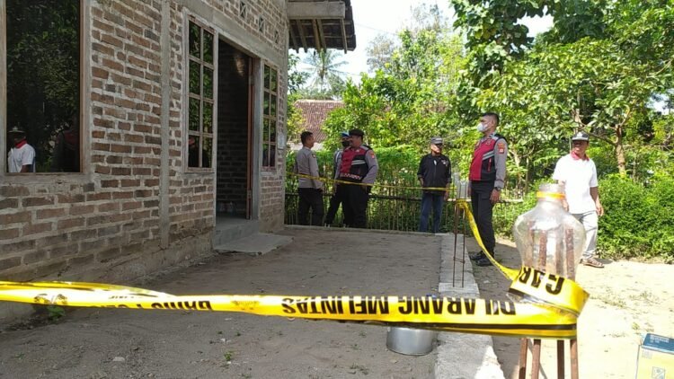polisi mengamankan lokasi kejadian ditemukanya pria bunuh diri di sebuah rumah di Margoagung, Seyegan, Sleman, DIY, Jumat (15/5/2026). (Polresta Sleman)